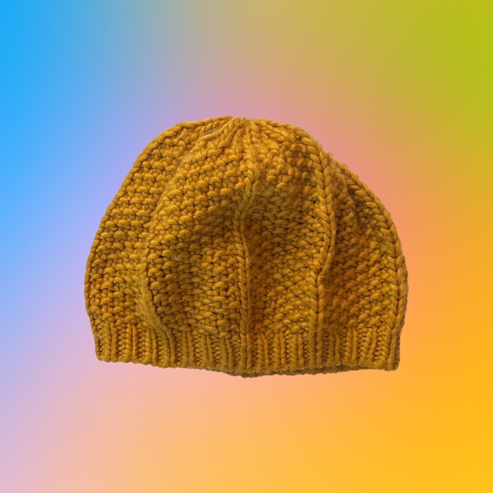 PRE-LOVED 🐌 Slouchy knit hat in mustard yellow.